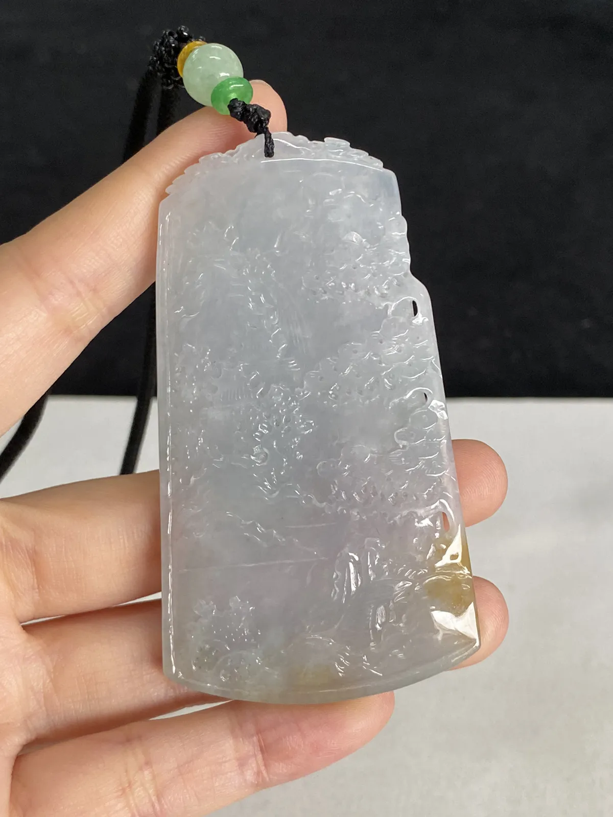 翡翠冰糯种白色山水牌，配珠未测