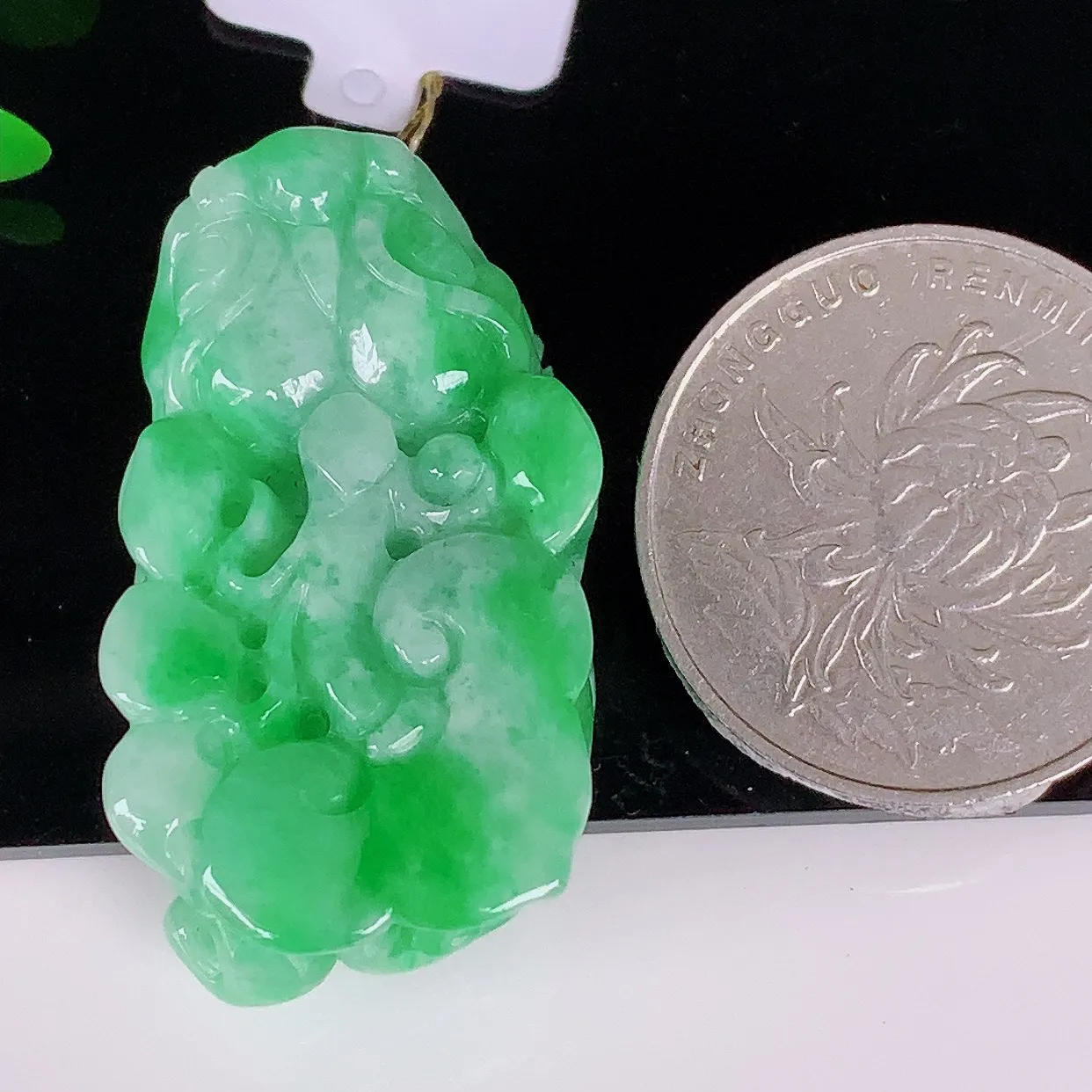 自然光实拍，冰润冰糯种飘阳绿翡翠招财貔貅吊坠，民间有“一摸貔貅运程旺盛，再摸貔貅财运滚滚，三摸貔貅平步青云 ”的美好祝愿。#35.24