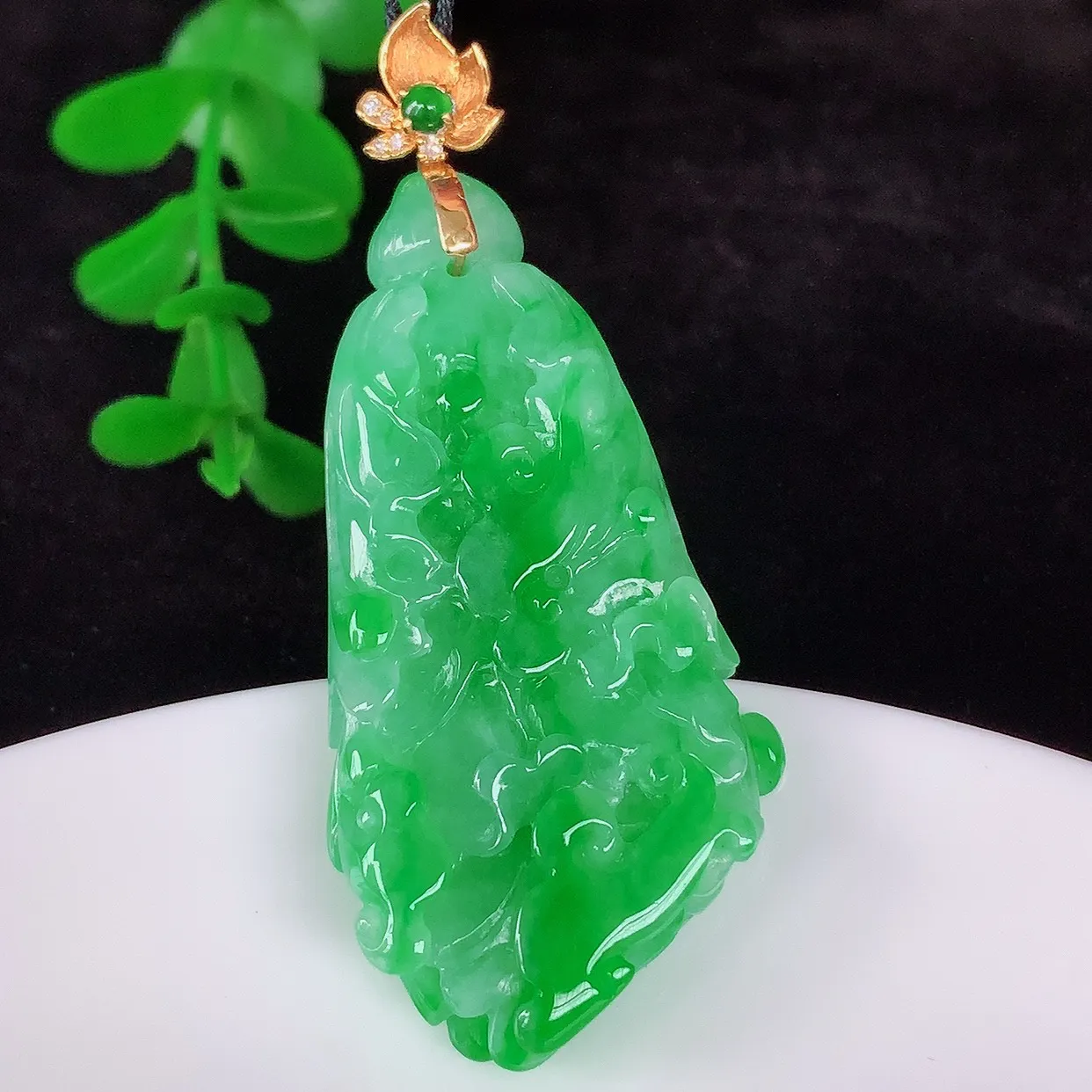 自然光实拍，18K金镶嵌冰润冰糯种飘阳绿翡翠招百财白菜吊坠，百财聚来，财源滚滚，色泽鲜艳，精工水润的白菜，性价比高！#1.24整体54*裸石45.5*23.5*8