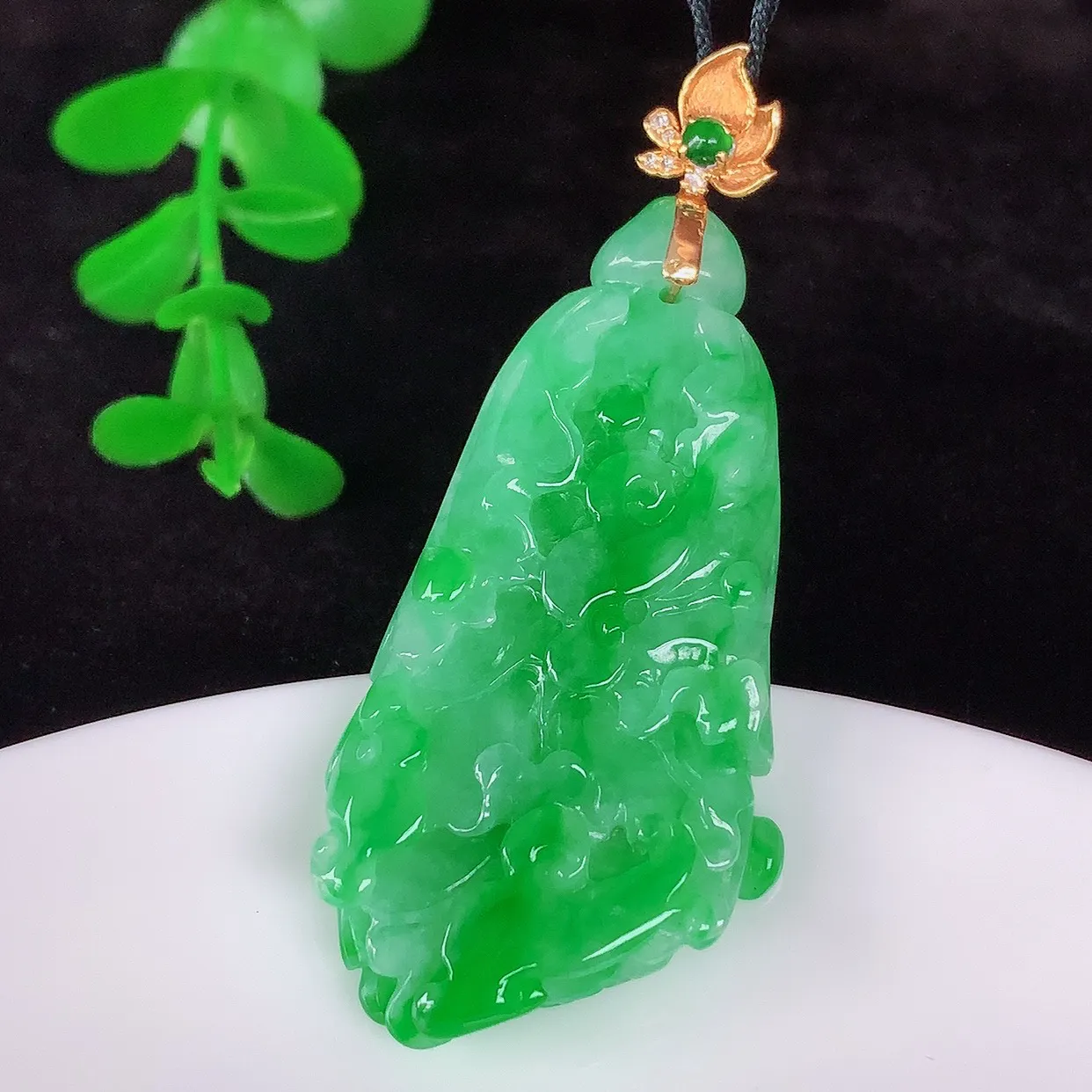 自然光实拍，18K金镶嵌冰润冰糯种飘阳绿翡翠招百财白菜吊坠，百财聚来，财源滚滚，色泽鲜艳，精工水润的白菜，性价比高！#1.24整体54*裸石45.5*23.5*8