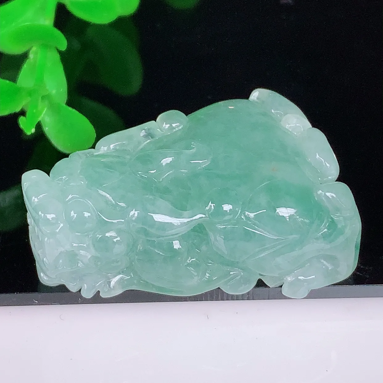 自然光实拍，冰润冰糯种飘绿翡翠招财貔貅吊坠，民间有“一摸貔貅运程旺盛，再摸貔貅财运滚滚，三摸貔貅平步