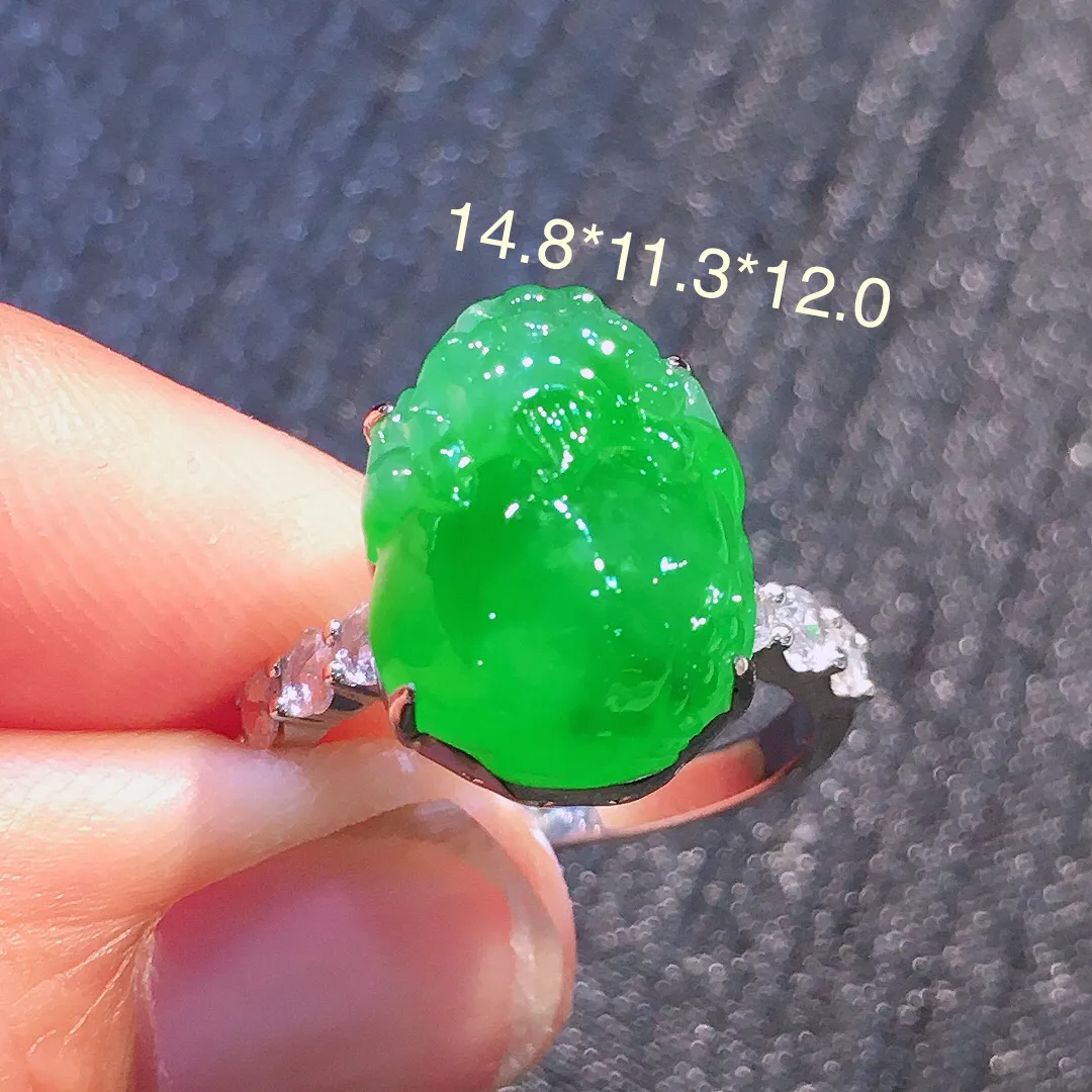 阳绿貔貅戒指，色泽均匀艳丽，玉质细腻，荧光感超
强，饱满水润，气质满满。18k
金豪华镶嵌