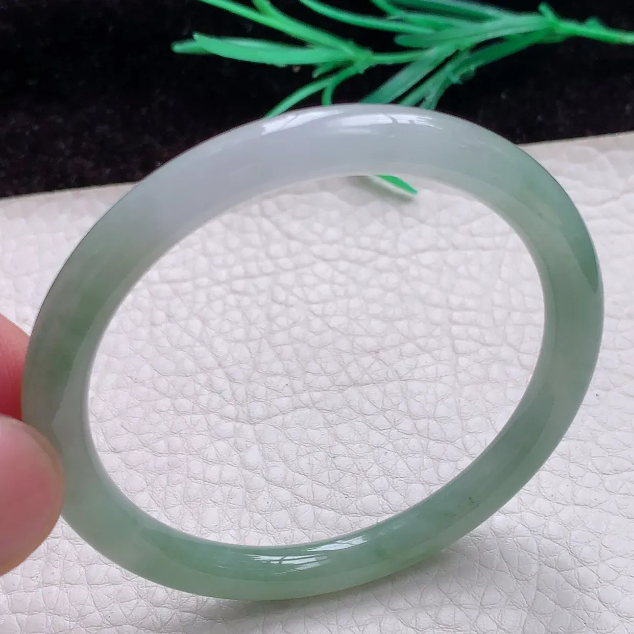 zz自然光54.5*6*7缅甸A货翡翠手镯小圆条镯冰透双彩精美叮当镯