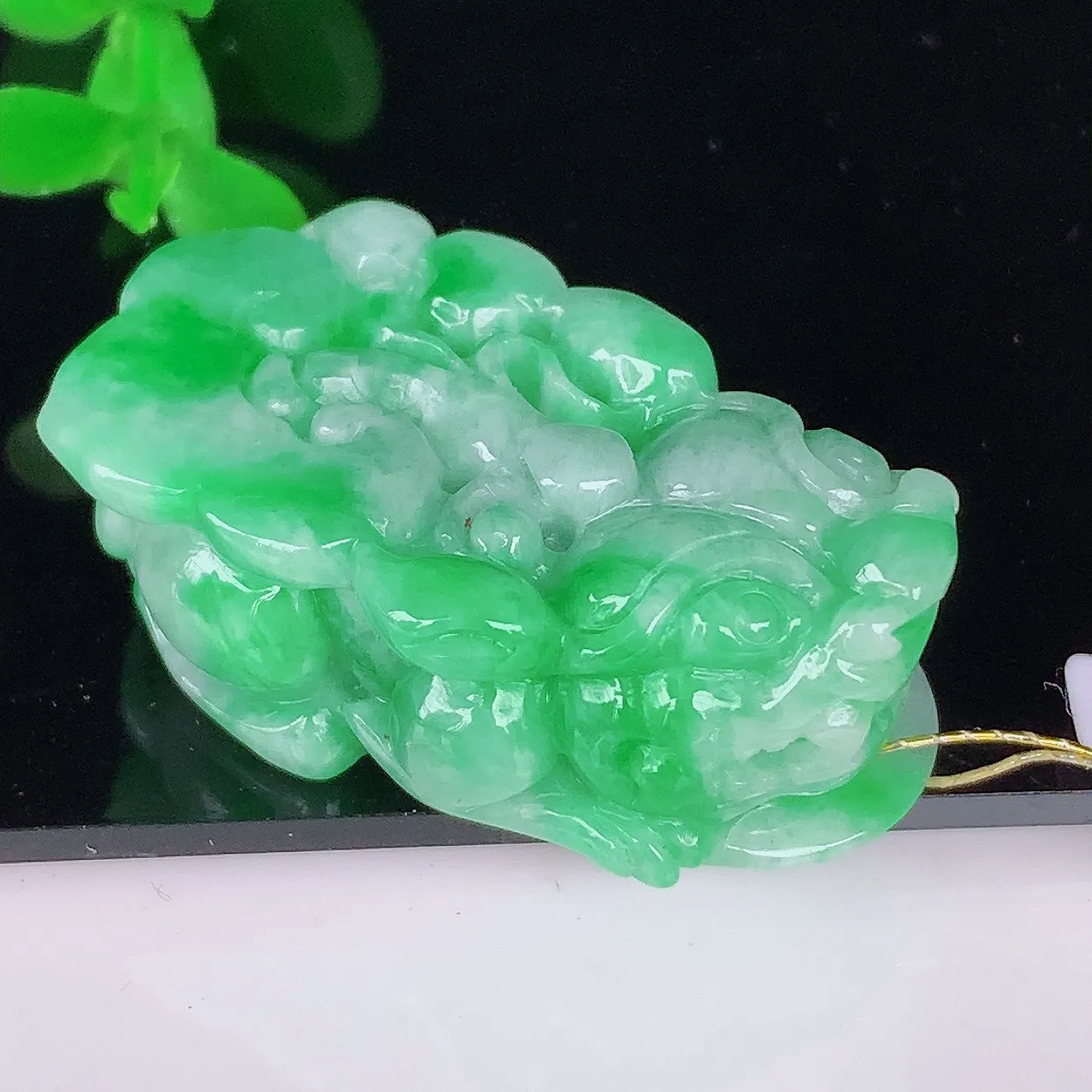 自然光实拍，冰润冰糯种飘阳绿翡翠招财貔貅吊坠，民间有“一摸貔貅运程旺盛，再摸貔貅财运滚滚，三摸貔貅平步青云 ”的美好祝愿。#35.24