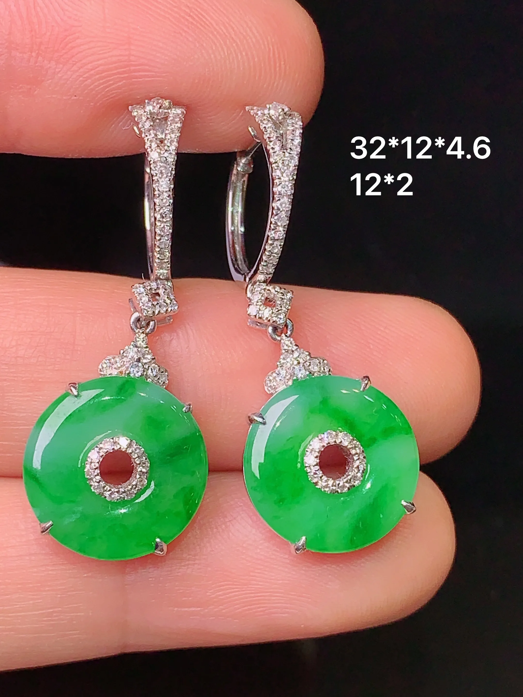 18k金钻镶嵌翠绿平安扣耳坠 玉质细腻 色泽清新艳丽 整体尺寸32*12*4.6