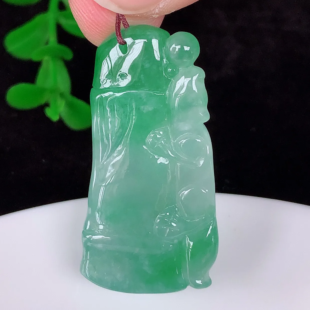 自然光实拍，冰润冰糯种飘绿翡翠节节高竹节玉坠，款式时尚大方，竹节寓意好，佩戴事业，学业节节高升！#01.24