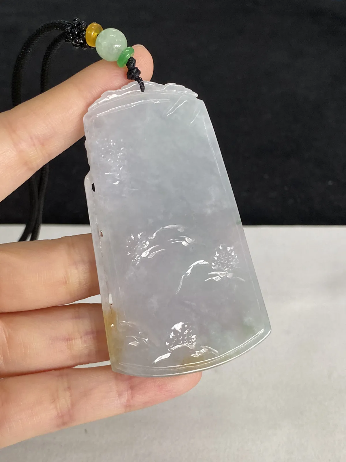 翡翠冰糯种白色山水牌，配珠未测