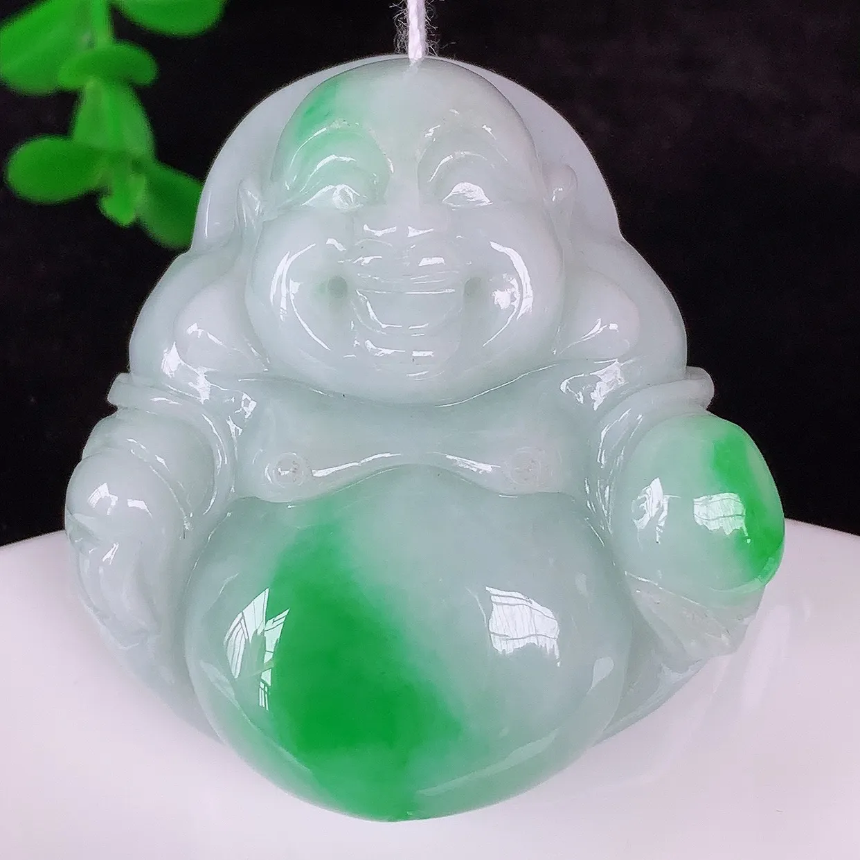 自然光实拍，大件厚装冰润冰糯种飘阳绿翡翠佛公吊坠，饱满， 佛公亦保平安，寓意有福（佛公）相伴，配戴优