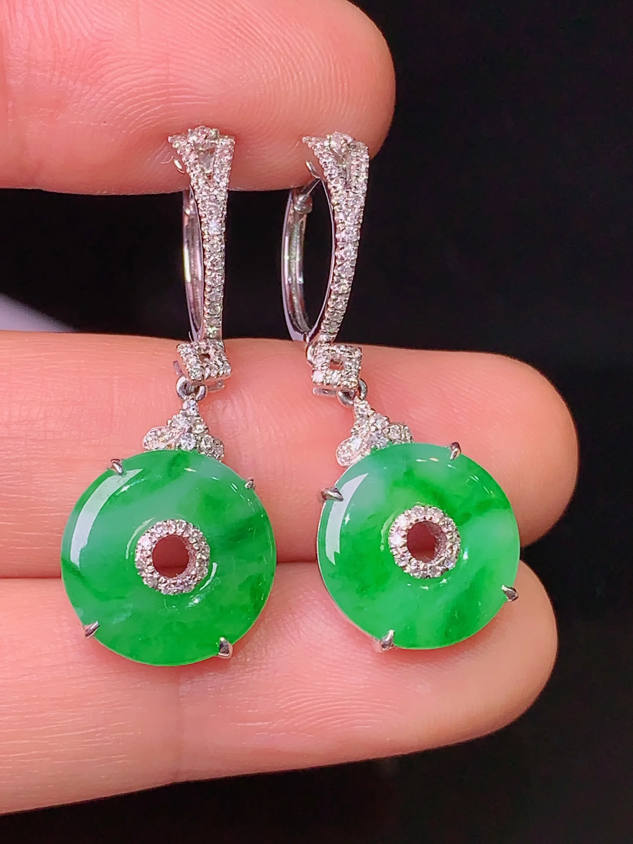 18k金钻镶嵌翠绿平安扣耳坠 玉质细腻 色泽清新艳丽 整体尺寸32*12*4.6