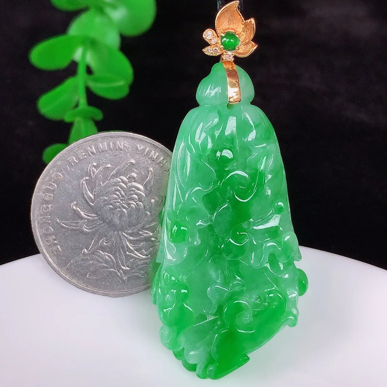 自然光实拍，18K金镶嵌冰润冰糯种飘阳绿翡翠招百财白菜吊坠，百财聚来，财源滚滚，色泽鲜艳，精工水润的白菜，性价比高！#1.24整体54*裸石45.5*23.5*8