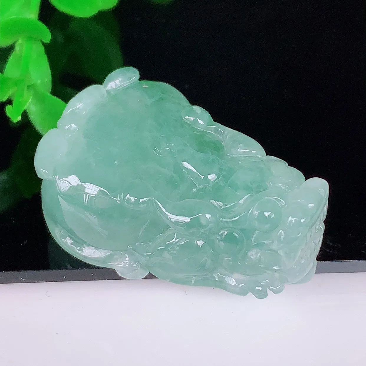 自然光实拍，冰润冰糯种飘绿翡翠招财貔貅吊坠，民间有“一摸貔貅运程旺盛，再摸貔貅财运滚滚，三摸貔貅平步青云 ”的美好祝愿。#46.24