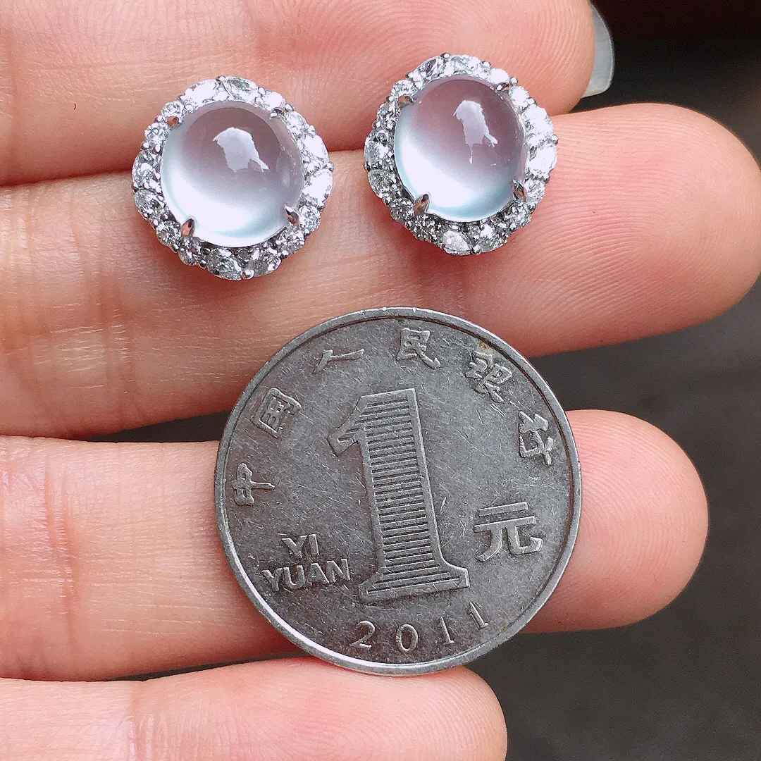 高冰蛋面耳钉，玉质细腻，荧光感超
强，饱满水润，气质满满。18k
金豪华镶嵌