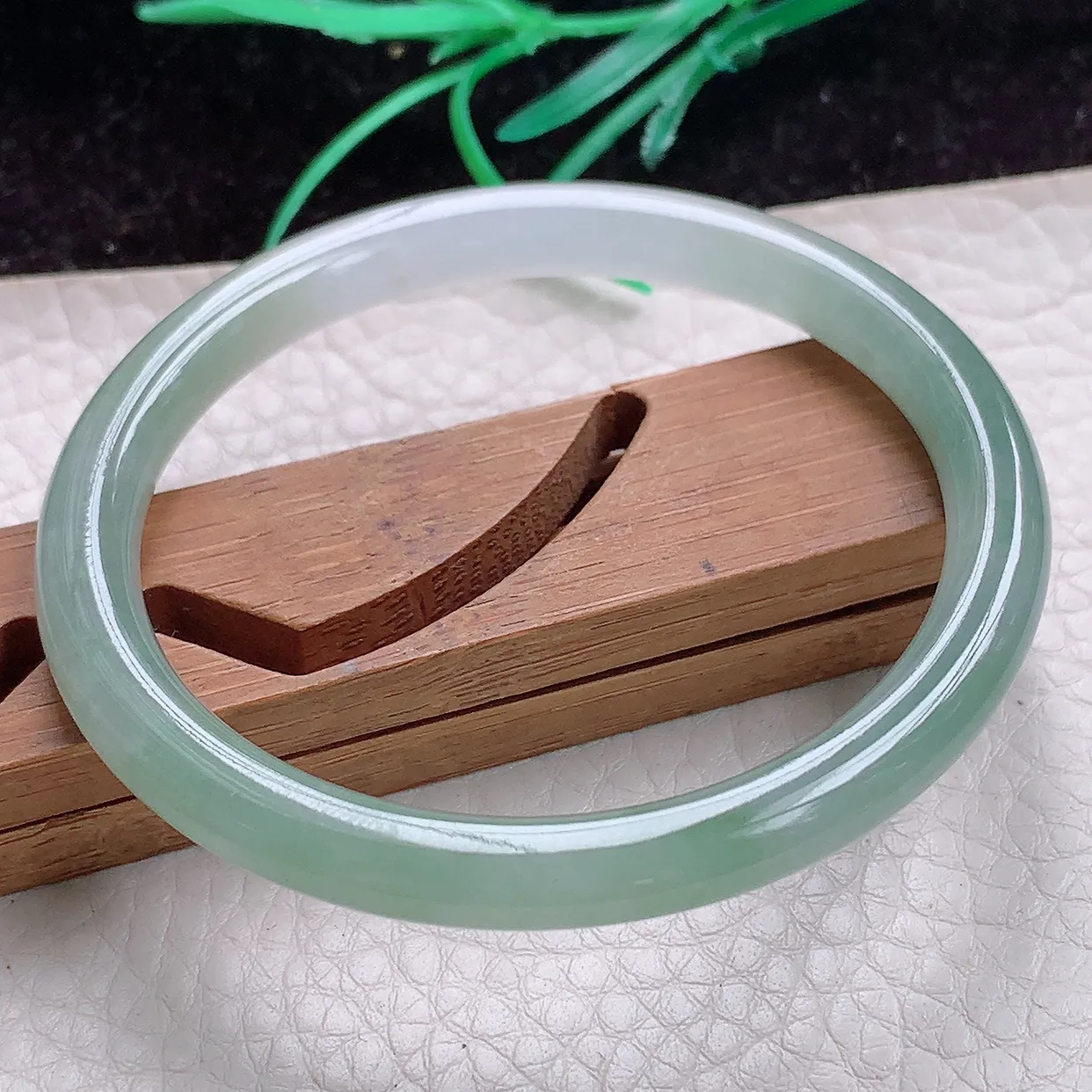 zz自然光54.5*6*7缅甸A货翡翠手镯小圆条镯冰透双彩精美叮当镯