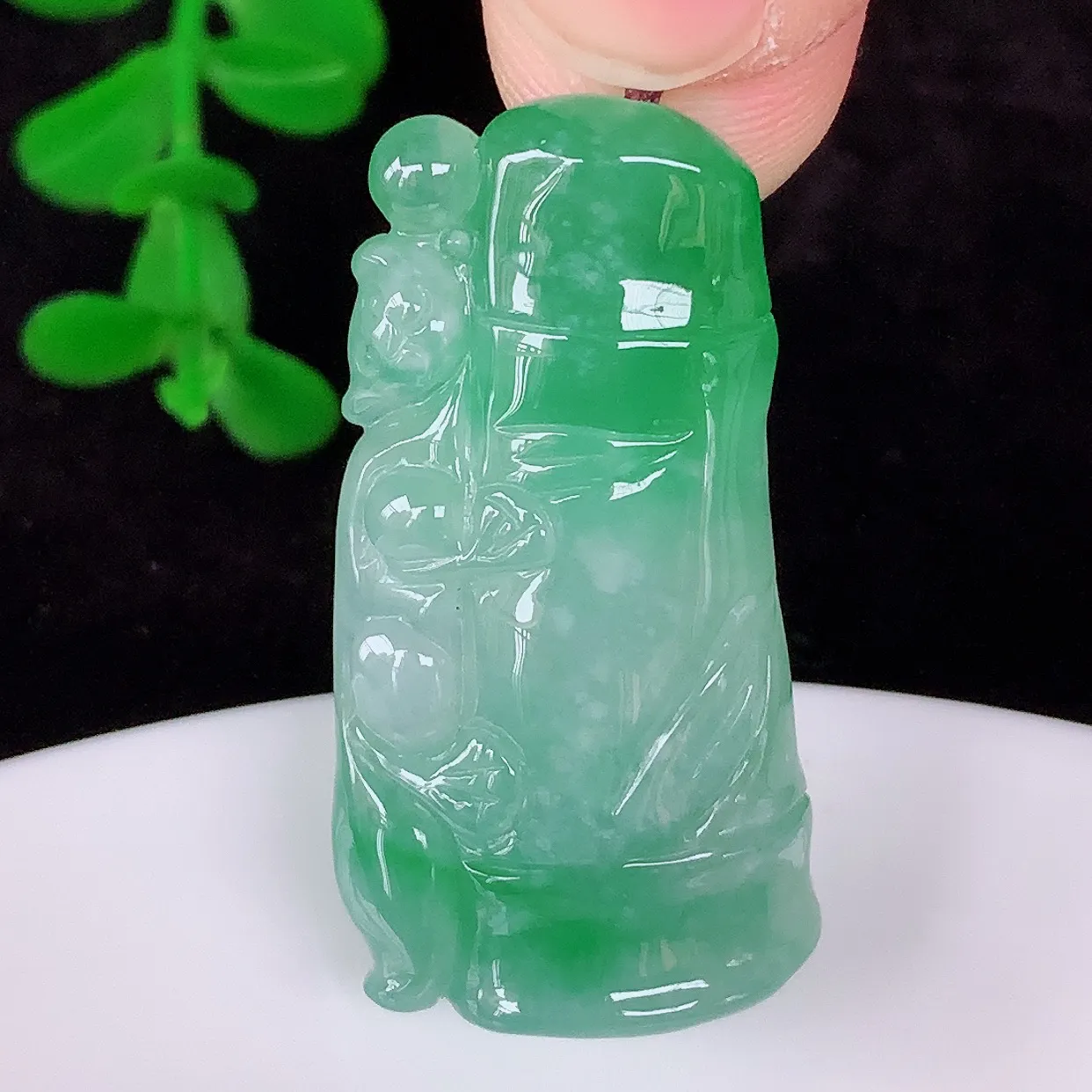 自然光实拍，冰润冰糯种飘绿翡翠节节高竹节玉坠，款式时尚大方，竹节寓意好，佩戴事业，学业节节高升！#01.24