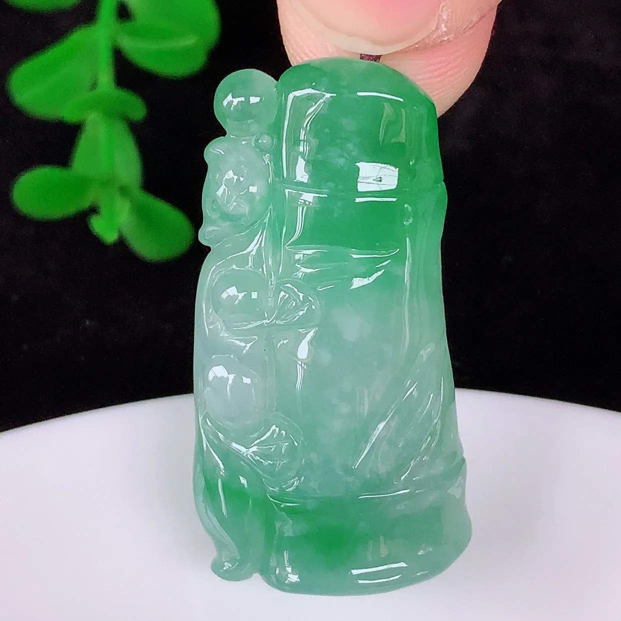 自然光实拍，冰润冰糯种飘绿翡翠节节高竹节玉坠，款式时尚大方，竹节寓意好，佩戴事业，学业节节高升！#0