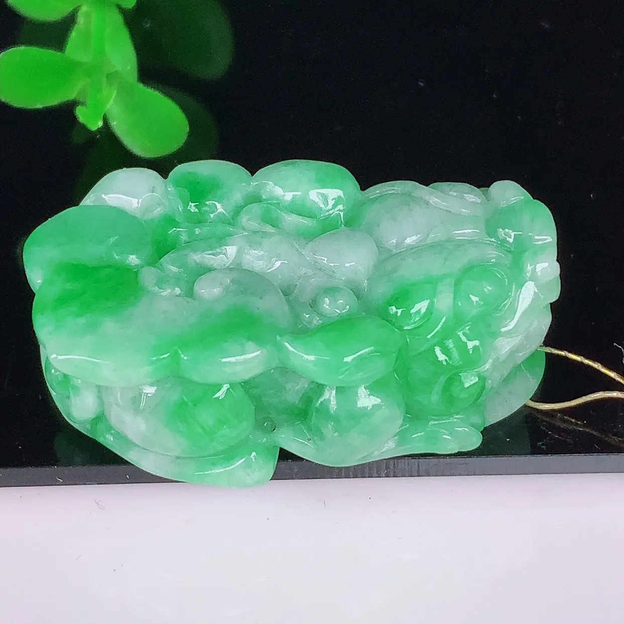自然光实拍，冰润冰糯种飘阳绿翡翠招财貔貅吊坠，民间有“一摸貔貅运程旺盛，再摸貔貅财运滚滚，三摸貔貅平步青云 ”的美好祝愿。#35.24