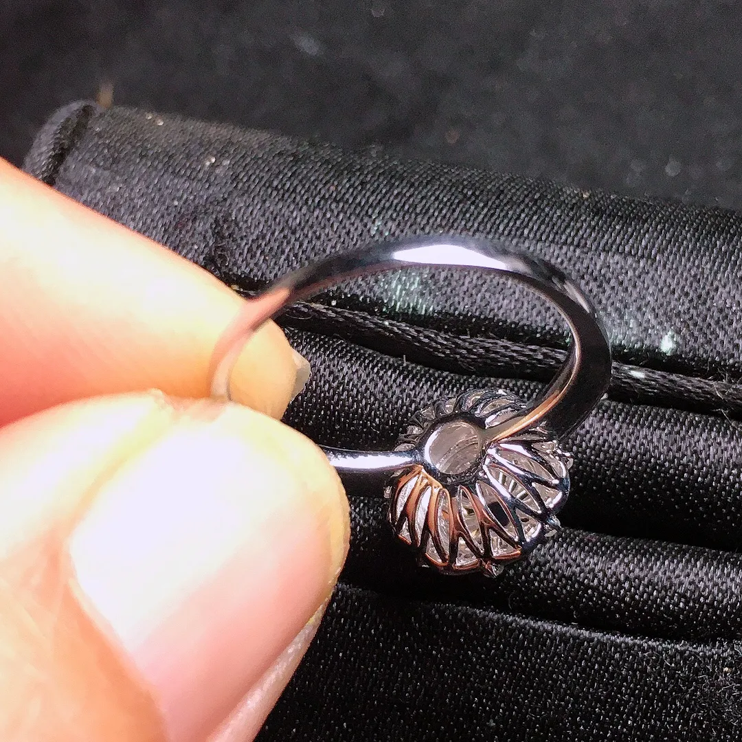 阳绿蛋面戒指，色泽均匀艳丽，玉质细腻，荧光感超
强，饱满水润，气质满满。18k
金豪华镶嵌