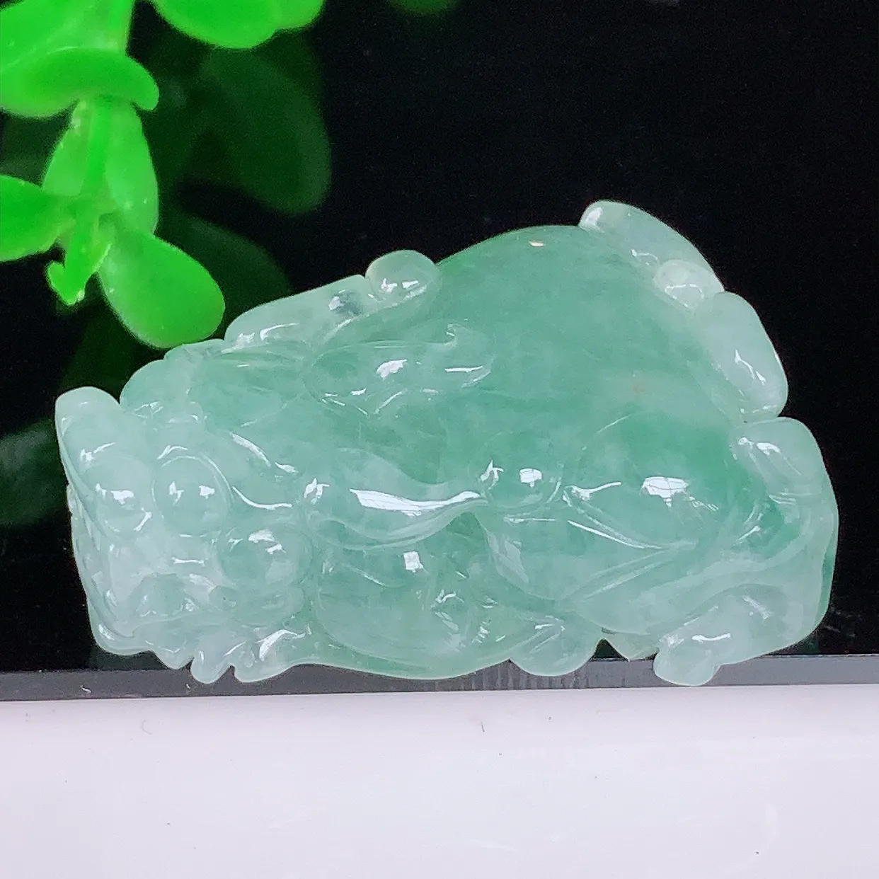 自然光实拍，冰润冰糯种飘绿翡翠招财貔貅吊坠，民间有“一摸貔貅运程旺盛，再摸貔貅财运滚滚，三摸貔貅平步青云 ”的美好祝愿。#46.24