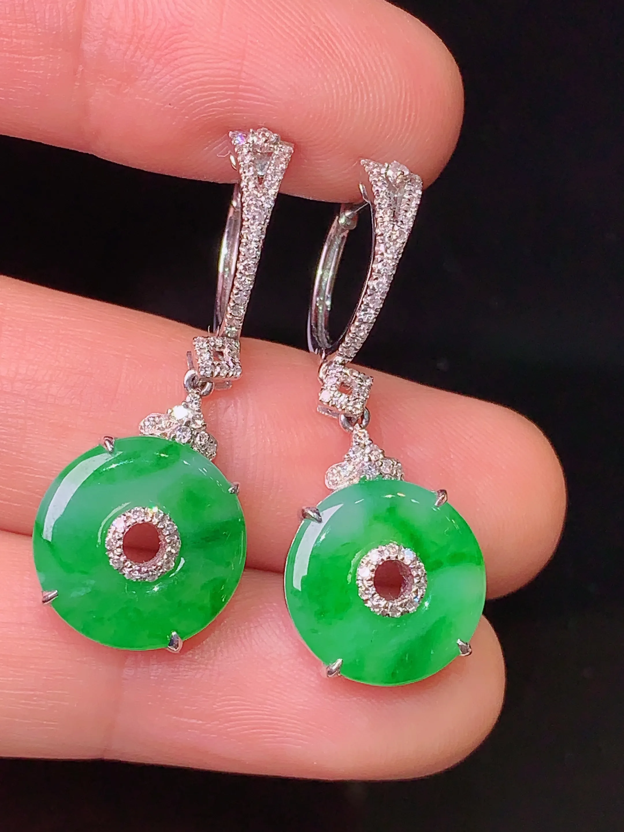 18k金钻镶嵌翠绿平安扣耳坠 玉质细腻 色泽清新艳丽 整体尺寸32*12*4.6