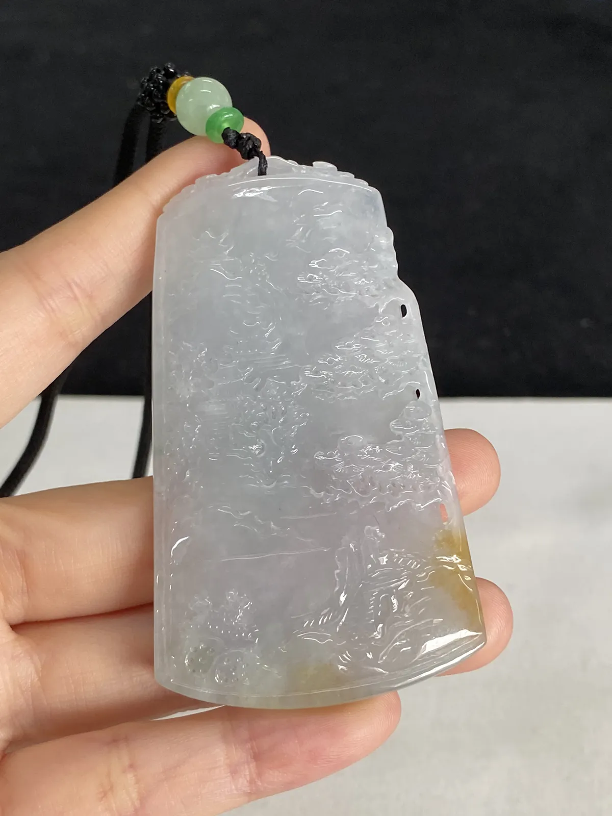 翡翠冰糯种白色山水牌，配珠未测