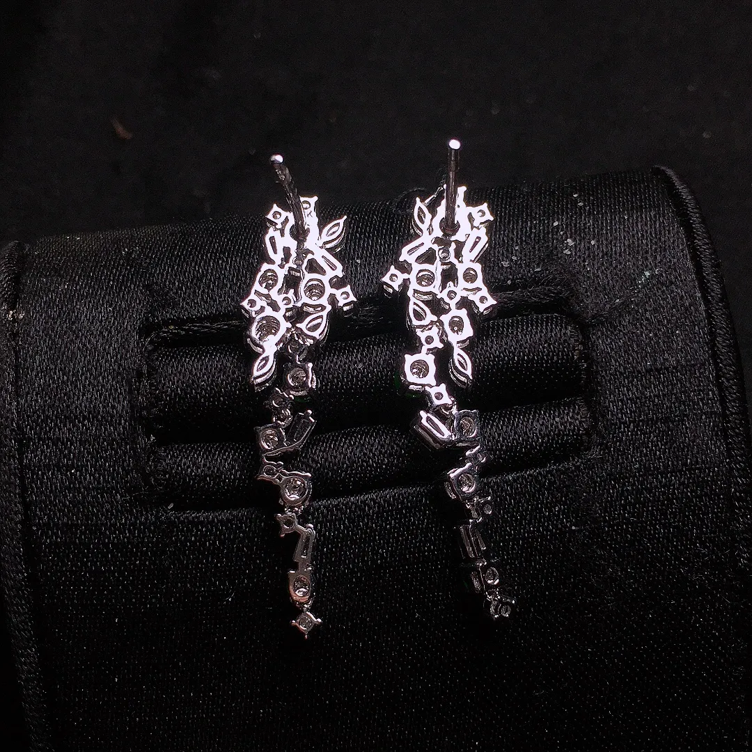 阳绿蛋面耳坠，色泽均匀艳丽，玉质细腻，荧光感超
强，饱满水润，气质满满。18k
金豪华镶嵌