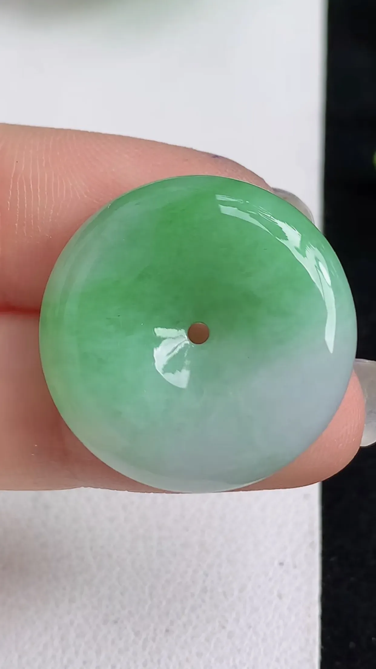 缅甸天然翡翠a货 老坑料起胶冰润 飘绿平安扣吊坠，尺寸24.4-6mm  y 7.31