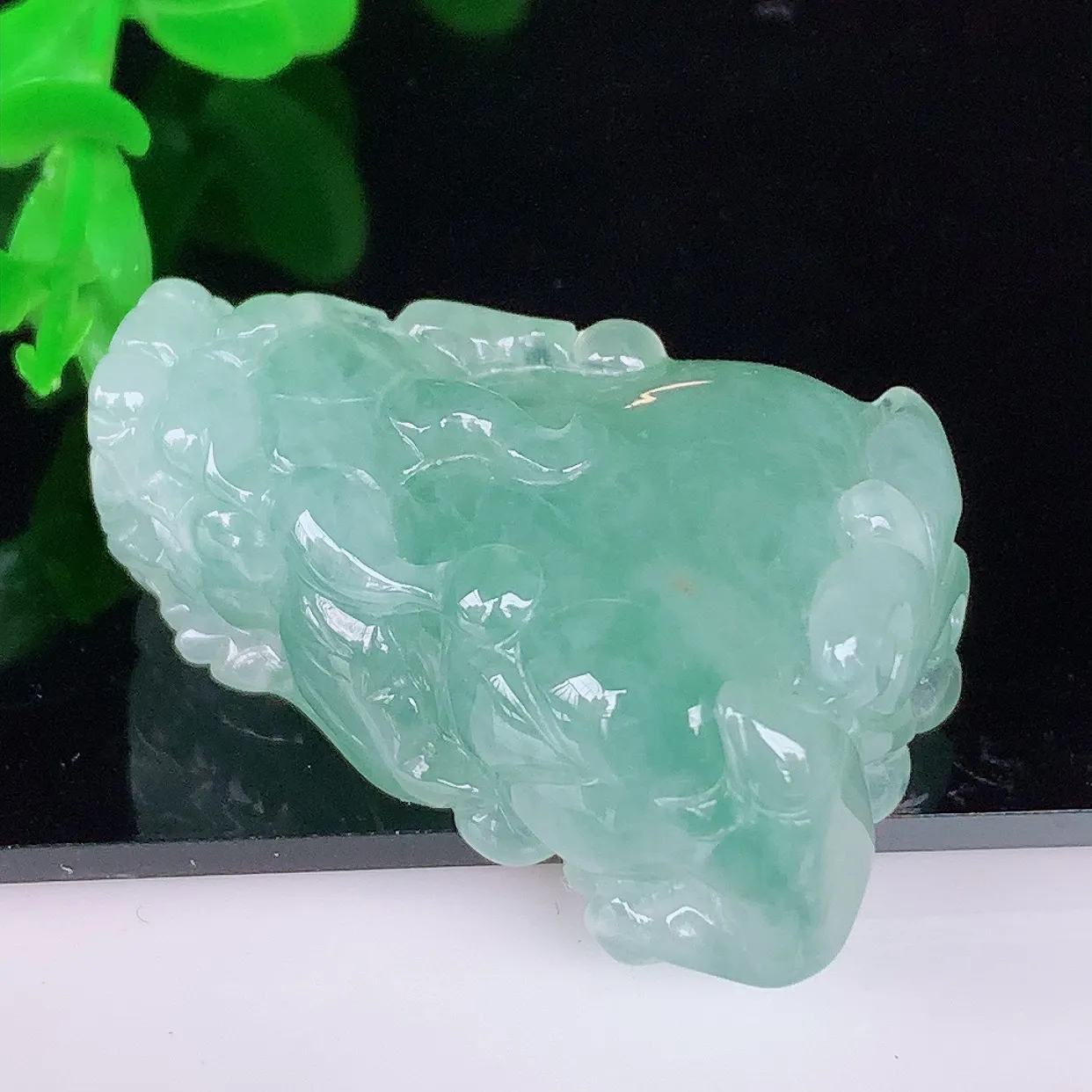 自然光实拍，冰润冰糯种飘绿翡翠招财貔貅吊坠，民间有“一摸貔貅运程旺盛，再摸貔貅财运滚滚，三摸貔貅平步青云 ”的美好祝愿。#46.24