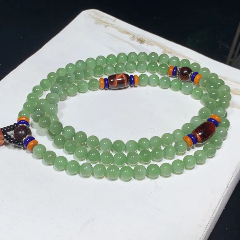 和田玉阳绿俄罗斯碧玉108佛珠项链。单个尺寸6重46克。玉质细腻油润。 手推出油。品相大气。lt052423