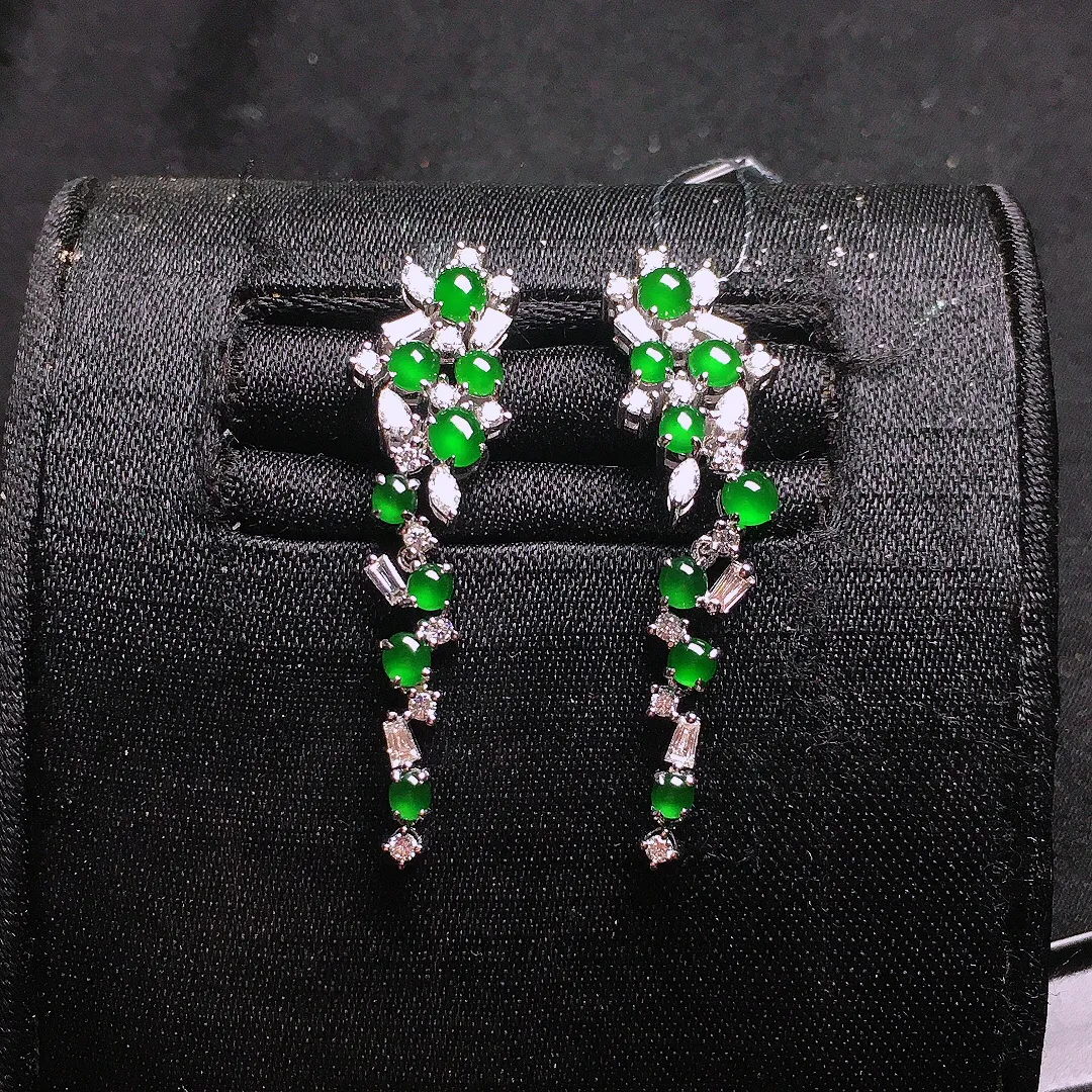 阳绿蛋面耳坠，色泽均匀艳丽，玉质细腻，荧光感超
强，饱满水润，气质满满。18k
金豪华镶嵌