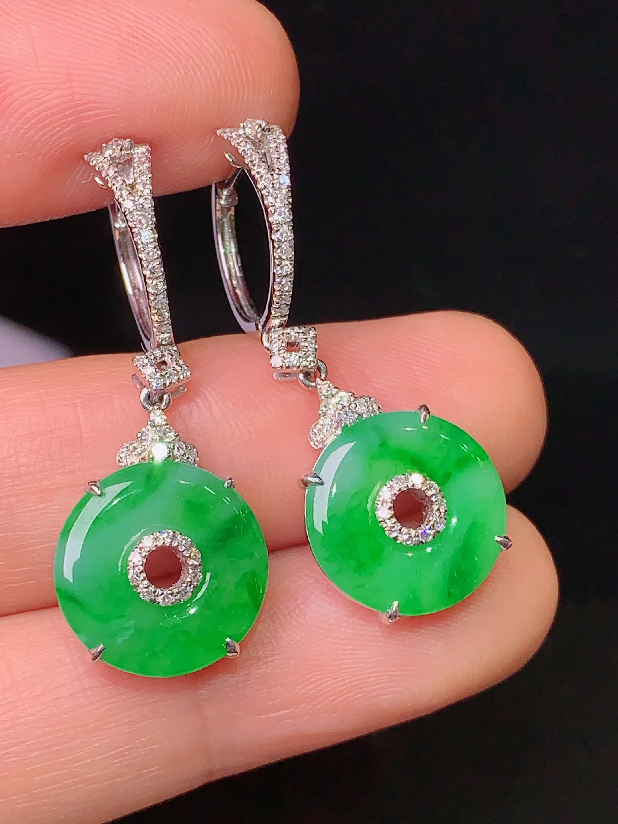 18k金钻镶嵌翠绿平安扣耳坠 玉质细腻 色泽清新艳丽 整体尺寸32*12*4.6