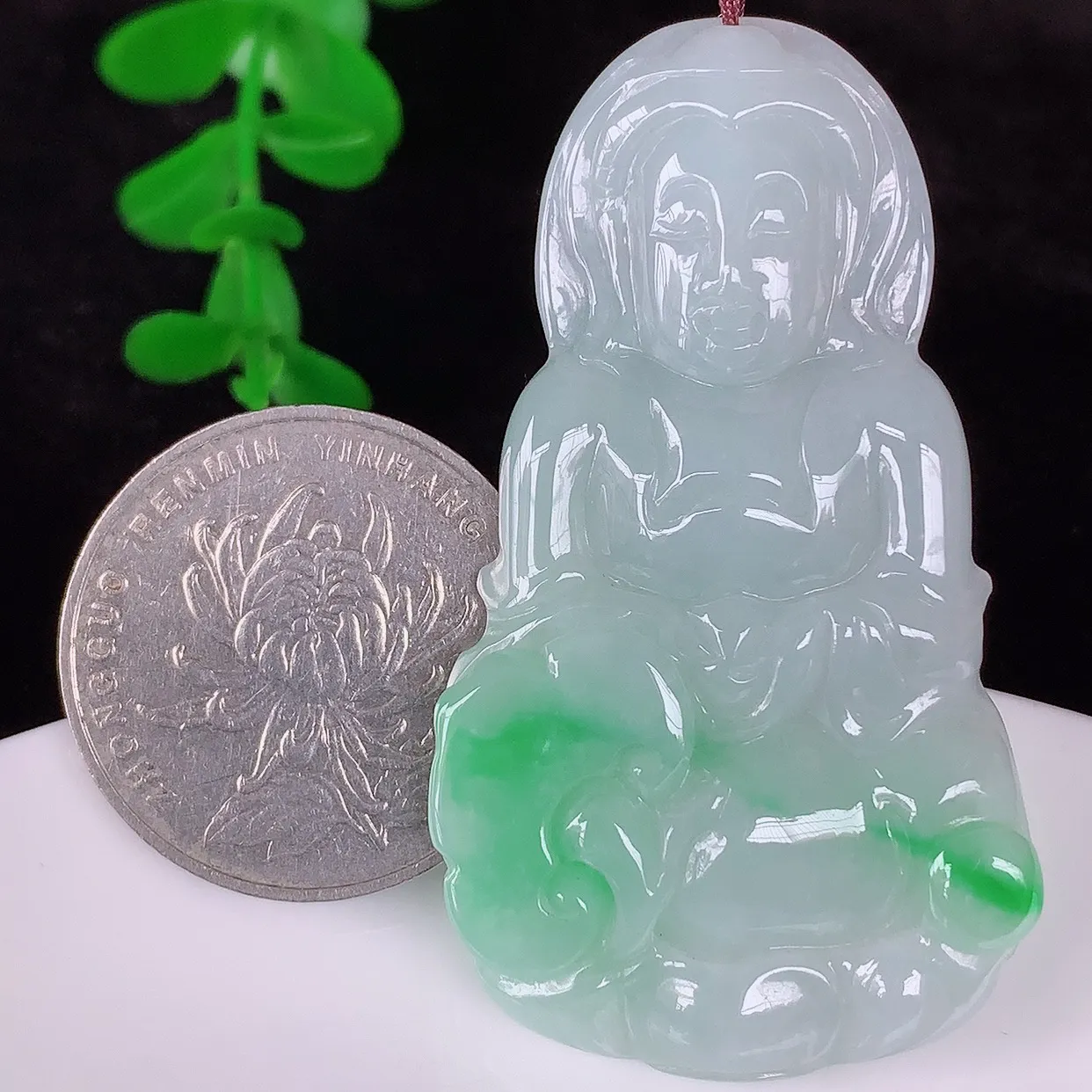 自然光实拍，冰润冰糯种飘阳绿翡翠观音吊坠，赐福翡翠观音，翠色迷人，观音面相端庄，佩戴时尚出众！#46.24