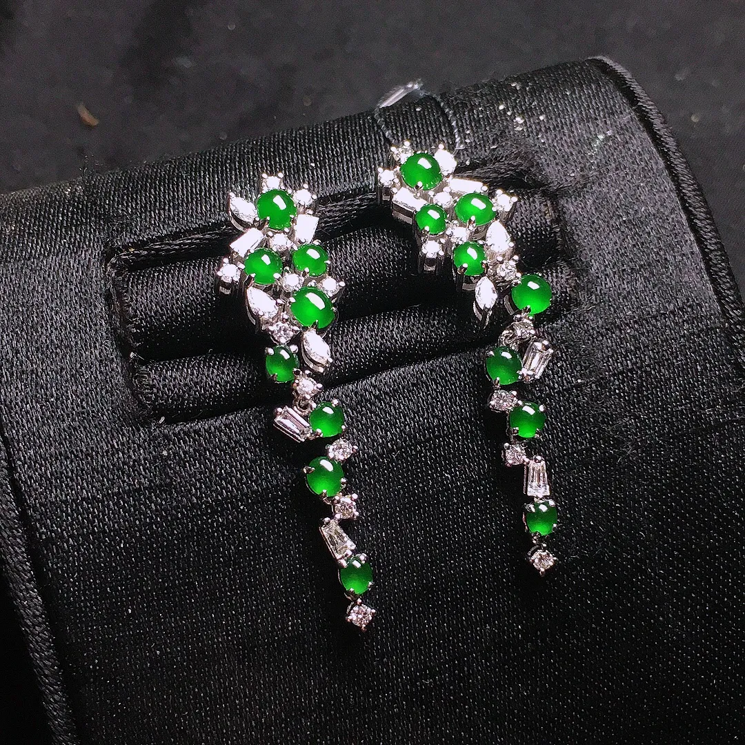 阳绿蛋面耳坠，色泽均匀艳丽，玉质细腻，荧光感超
强，饱满水润，气质满满。18k
金豪华镶嵌