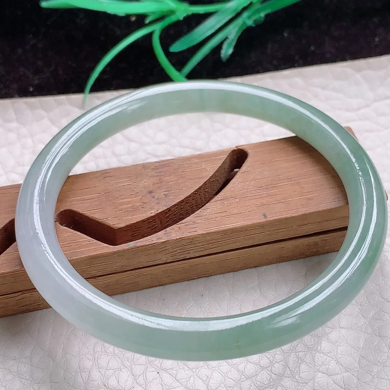 zz自然光54.5*6*7缅甸A货翡翠手镯小圆条镯冰透双彩精美叮当镯