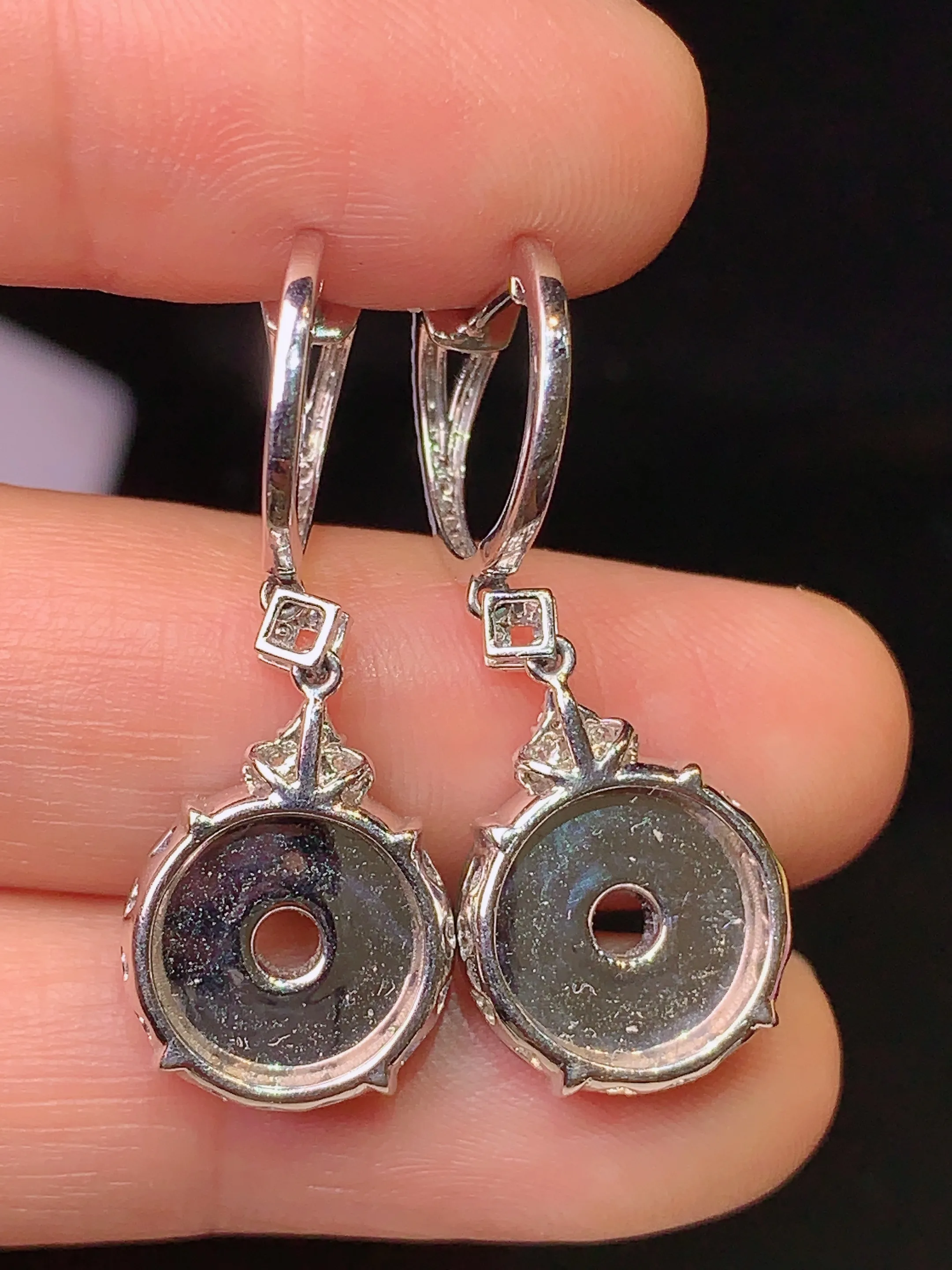 18k金钻镶嵌翠绿平安扣耳坠 玉质细腻 色泽清新艳丽 整体尺寸32*12*4.6