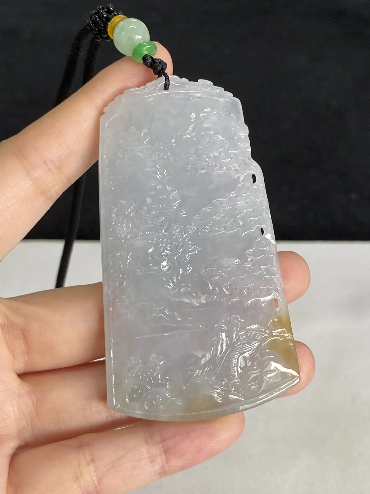 翡翠冰糯种白色山水牌，配珠未测