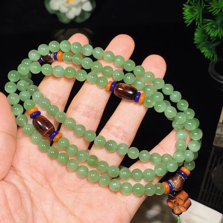 和田玉阳绿俄罗斯碧玉108佛珠项链。单个尺寸6重46克。玉质细腻油润。 手推出油。品相大气。lt052423