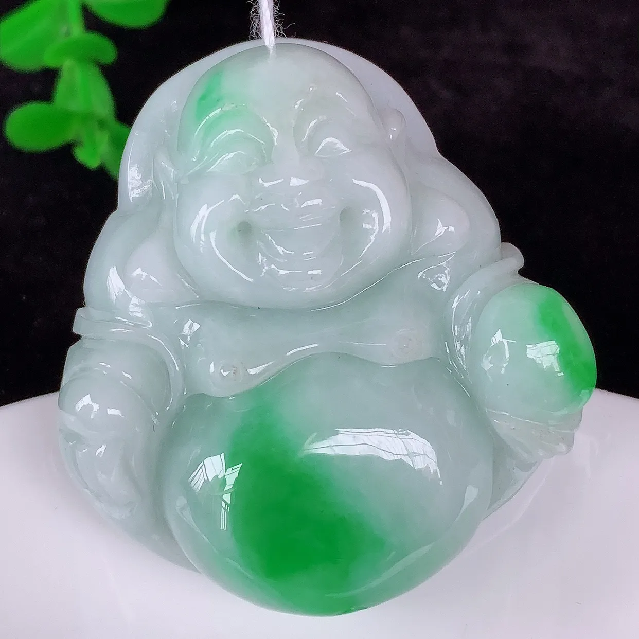 自然光实拍，大件厚装冰润冰糯种飘阳绿翡翠佛公吊坠，饱满， 佛公亦保平安，寓意有福（佛公）相伴，配戴优雅迷人！#46.24