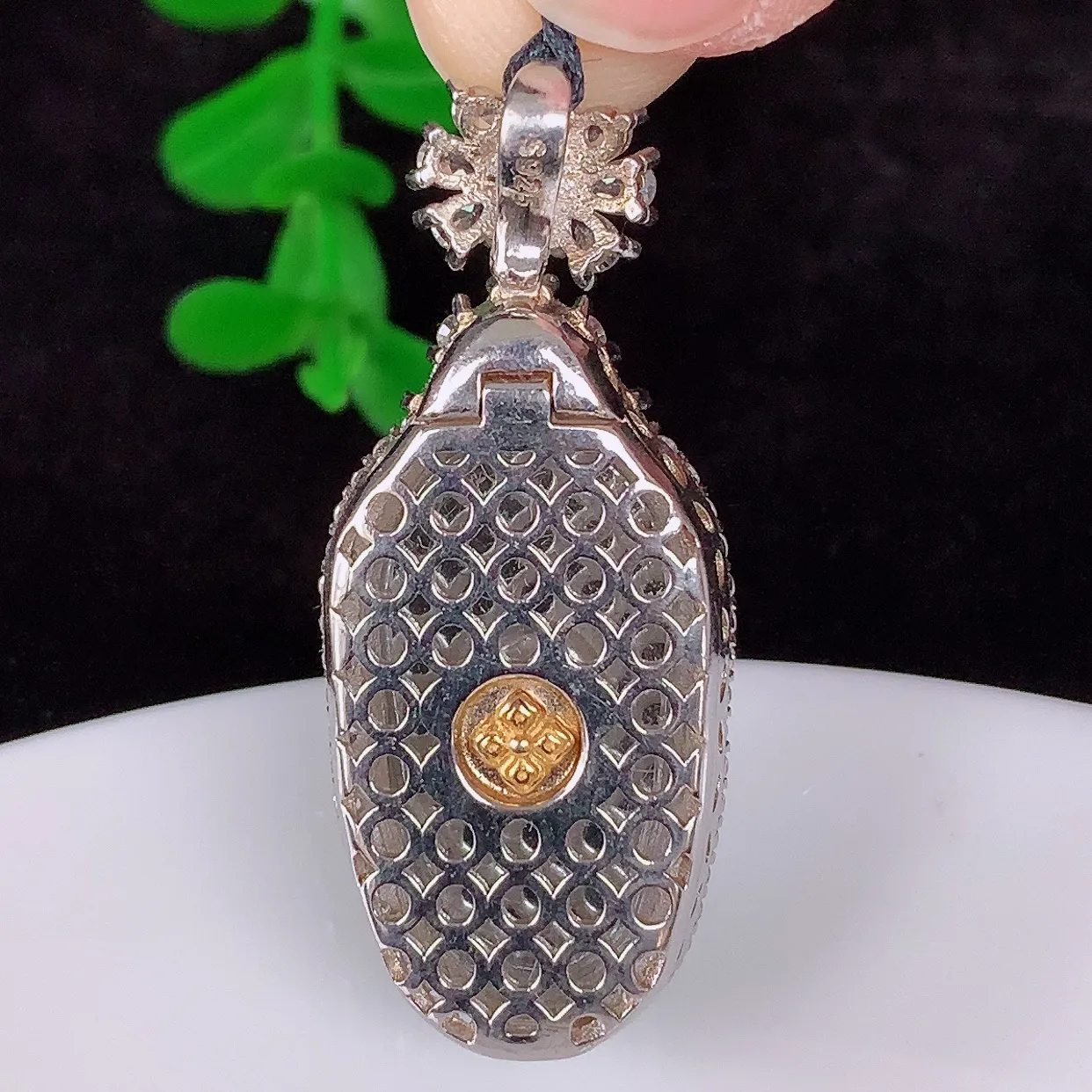 自然光实拍，冰透满绿翡翠925银镶嵌叶子吊坠，自然光实拍，翠色灵动，颜色漂亮，种老水足，品相佳，佩戴佳品！#97.24整体38.8*15.6*7.5裸石23.6*13.6