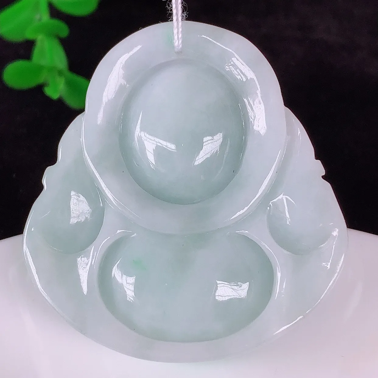 自然光实拍，大件厚装冰润冰糯种飘阳绿翡翠佛公吊坠，饱满， 佛公亦保平安，寓意有福（佛公）相伴，配戴优雅迷人！#46.24