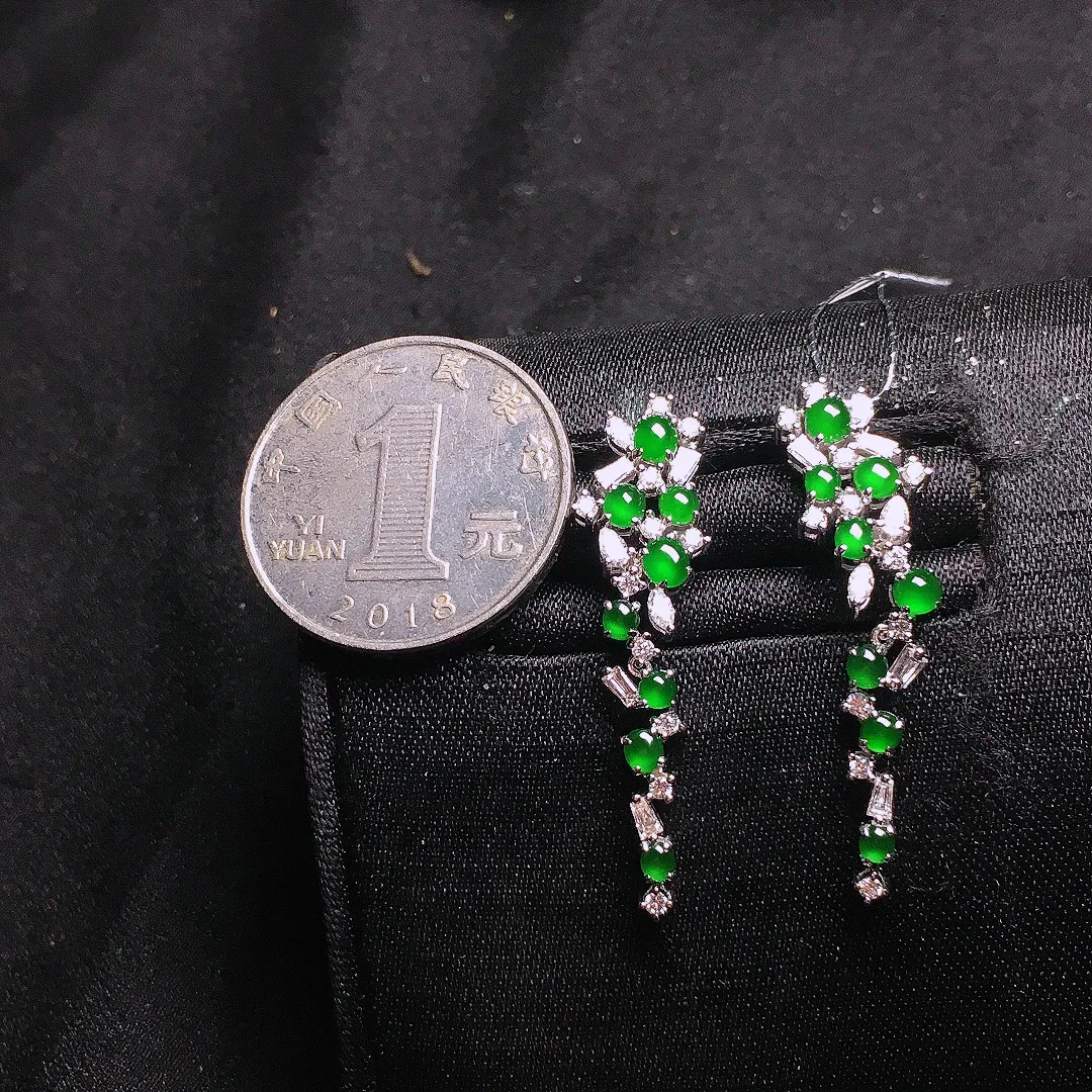 阳绿蛋面耳坠，色泽均匀艳丽，玉质细腻，荧光感超
强，饱满水润，气质满满。18k
金豪华镶嵌