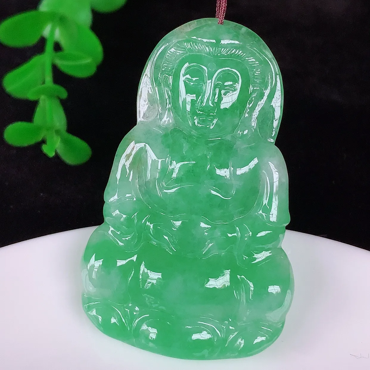 自然光实拍，冰糯种飘绿翡翠观音吊坠，赐福翡翠观音，翠色迷人，观音面相端庄，佩戴时尚出众！#01.24