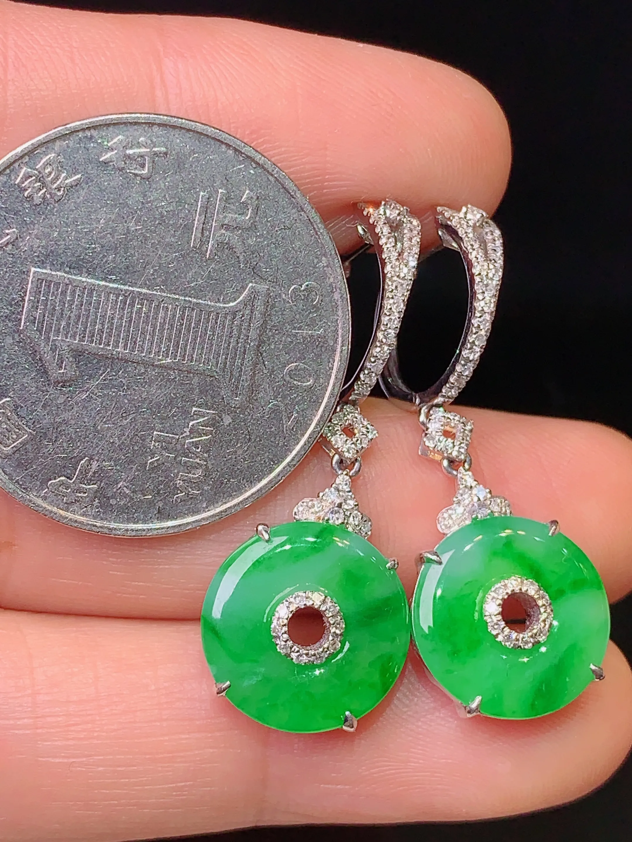 18k金钻镶嵌翠绿平安扣耳坠 玉质细腻 色泽清新艳丽 整体尺寸32*12*4.6