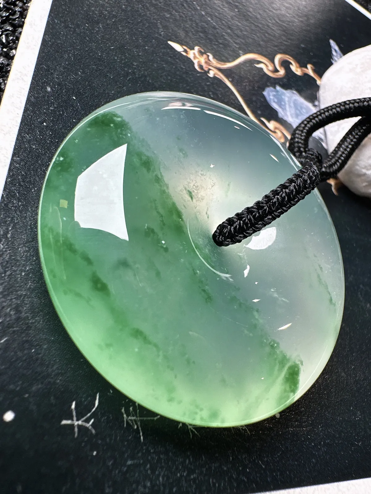 翡翠冰糯种飘绿平安扣