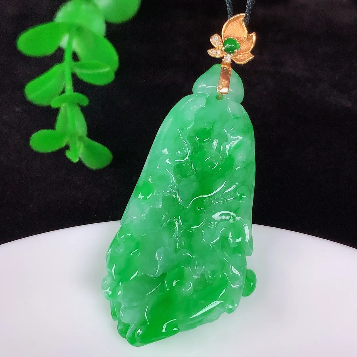 自然光实拍，18K金镶嵌冰润冰糯种飘阳绿翡翠招百财白菜吊坠，百财聚来，财源滚滚，色泽鲜艳，精工水润的白菜，性价比高！#1.24整体54*裸石45.5*23.5*8