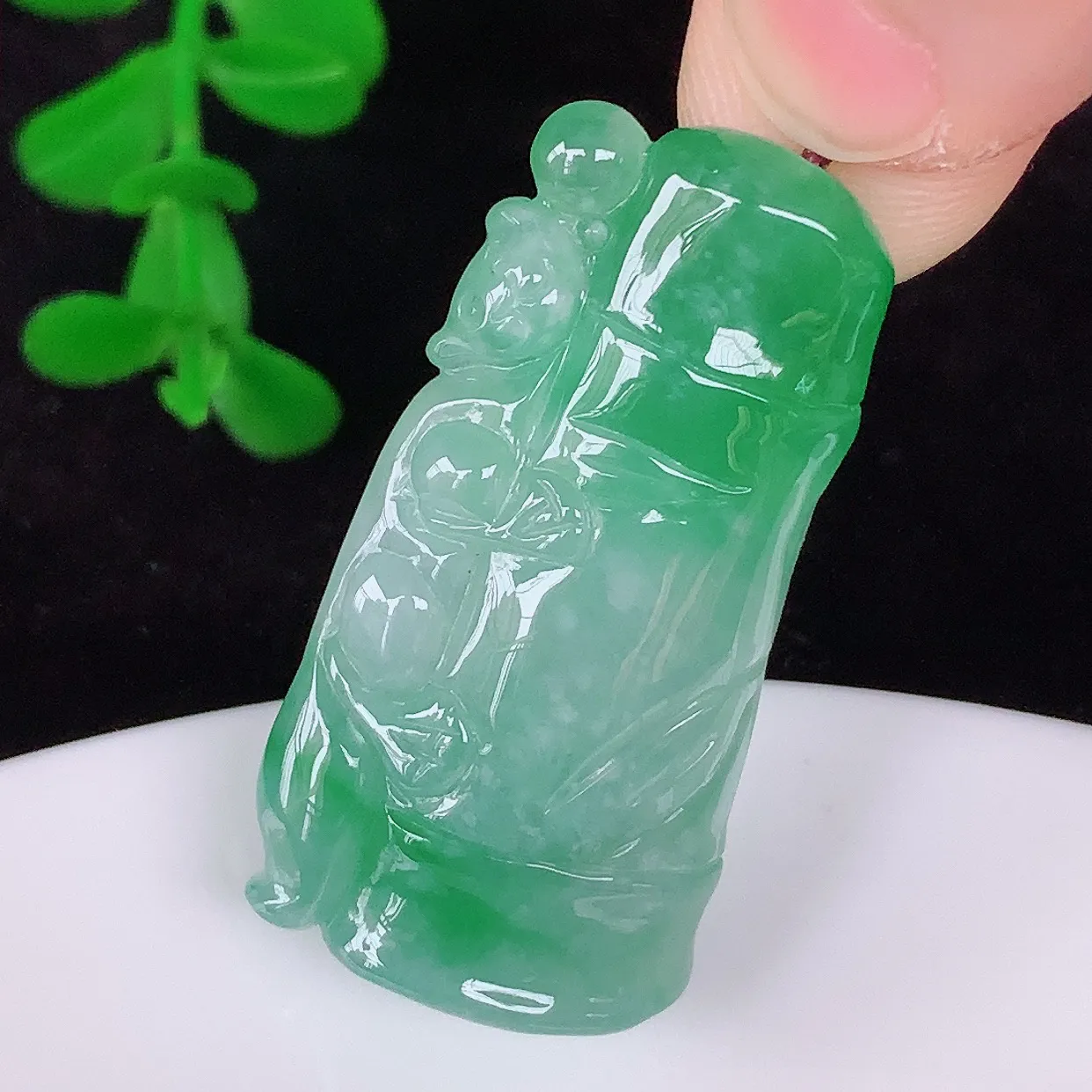 自然光实拍，冰润冰糯种飘绿翡翠节节高竹节玉坠，款式时尚大方，竹节寓意好，佩戴事业，学业节节高升！#01.24