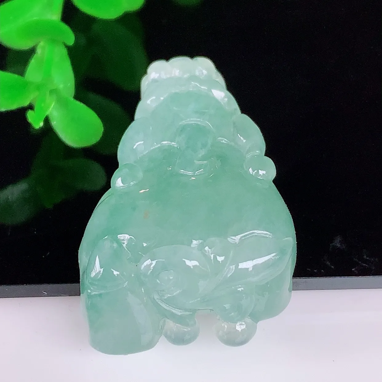 自然光实拍，冰润冰糯种飘绿翡翠招财貔貅吊坠，民间有“一摸貔貅运程旺盛，再摸貔貅财运滚滚，三摸貔貅平步青云 ”的美好祝愿。#46.24