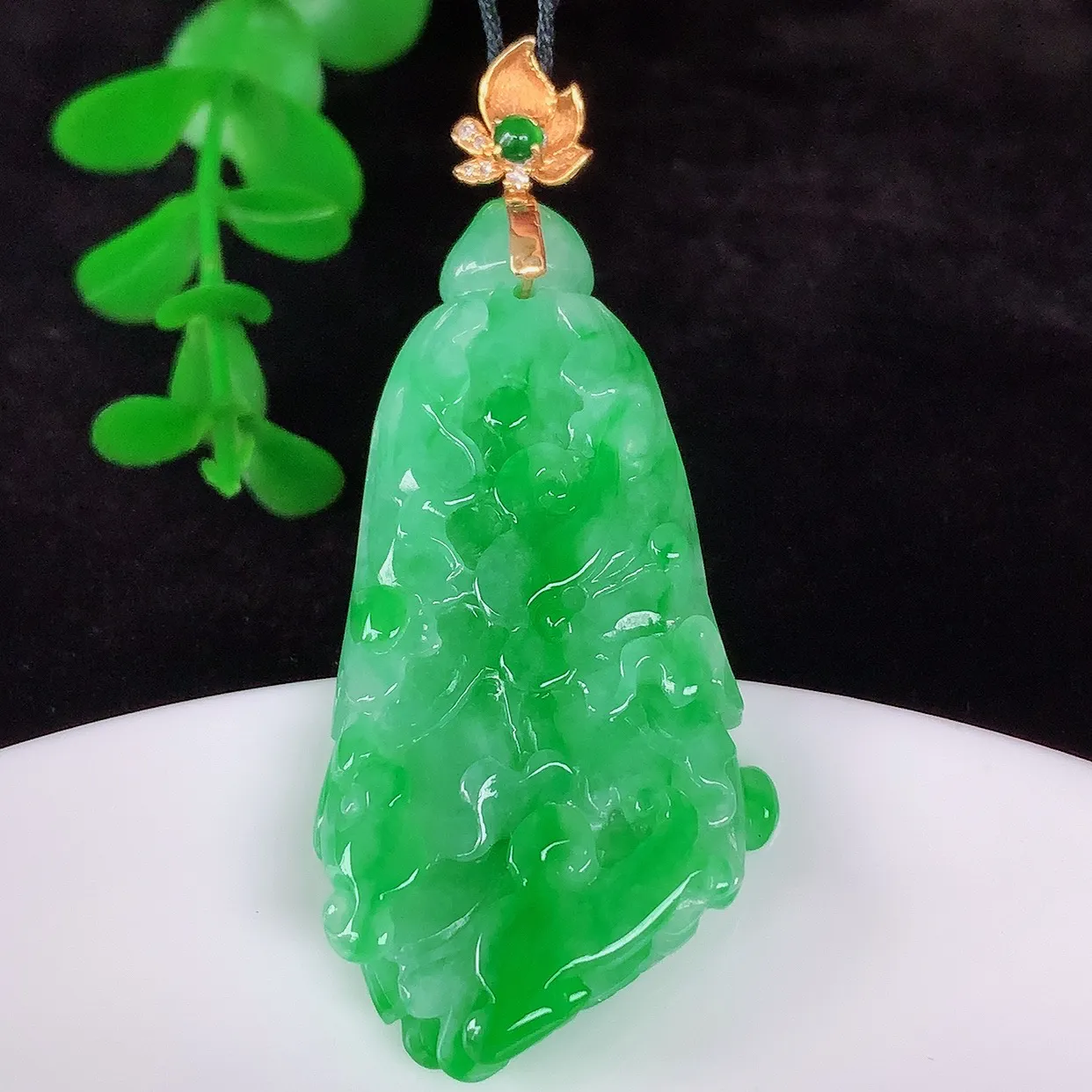 自然光实拍，18K金镶嵌冰润冰糯种飘阳绿翡翠招百财白菜吊坠，百财聚来，财源滚滚，色泽鲜艳，精工水润的