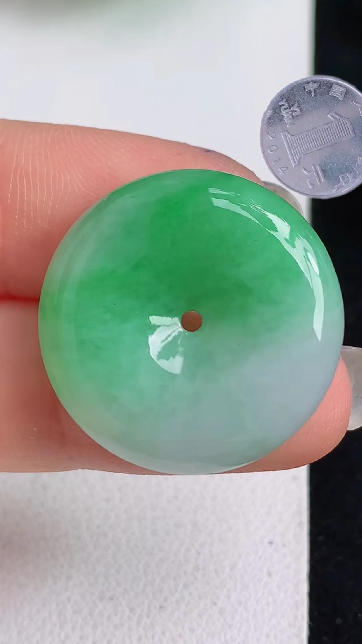 缅甸天然翡翠a货 老坑料起胶冰润 飘绿平安扣吊坠，尺寸24.4-6mm  y 7.31