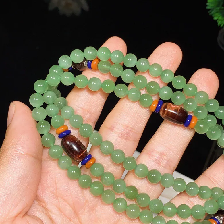 和田玉阳绿俄罗斯碧玉108佛珠项链。单个尺寸6重46克。玉质细腻油润。 手推出油。品相大气。lt052423