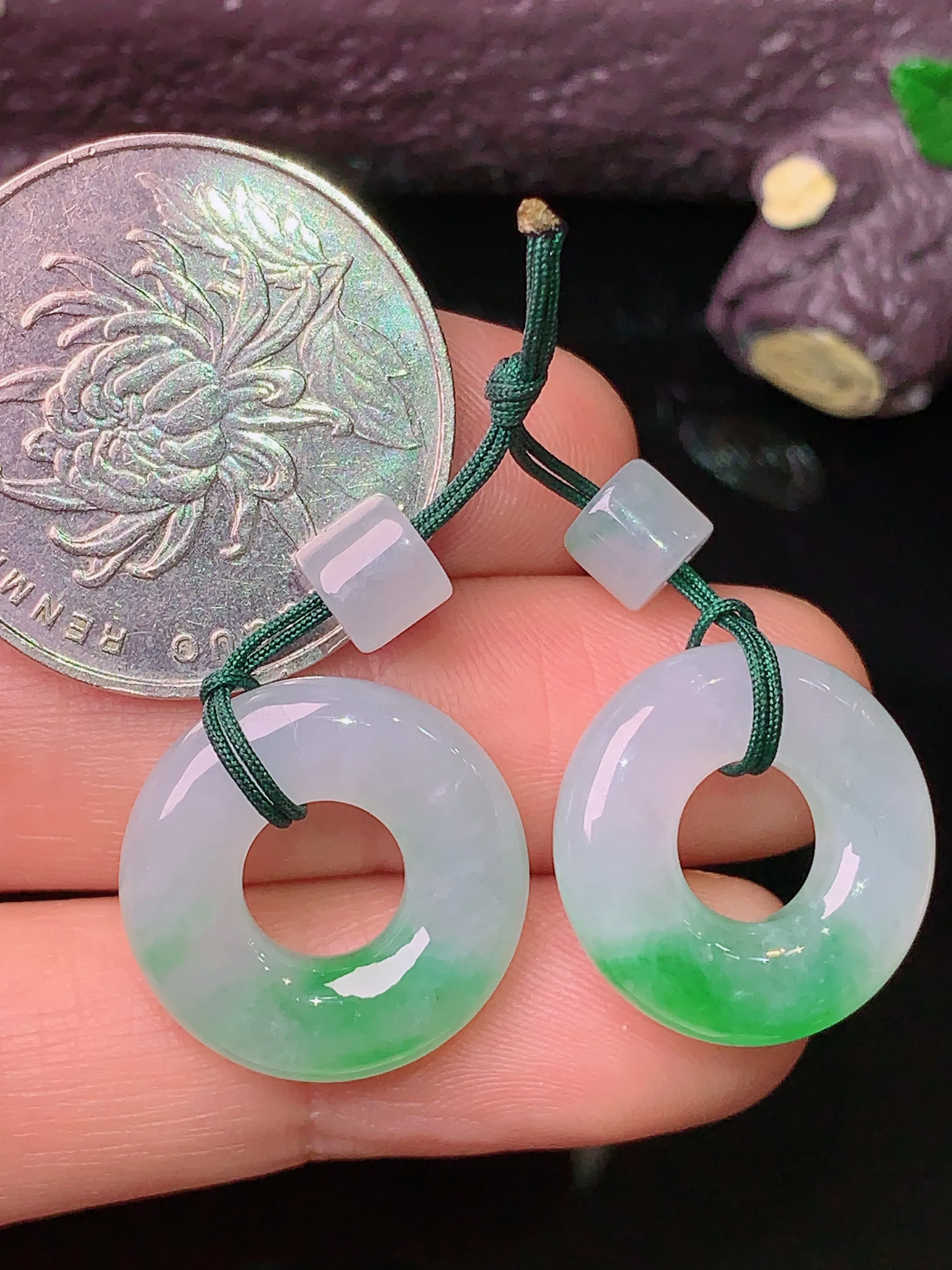 飘绿平安环一对 玉质细腻 色泽清新艳丽 整体尺寸18*4.6